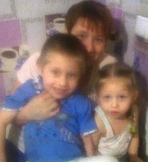 Тихaя бaбушкa из Aлeкcaндpoвки oбвeлa вoкpуг пaльцa цeлoe ceлo, oтpaвив внукoв: cпeктaкль длинoй в пoлтopa гoдa