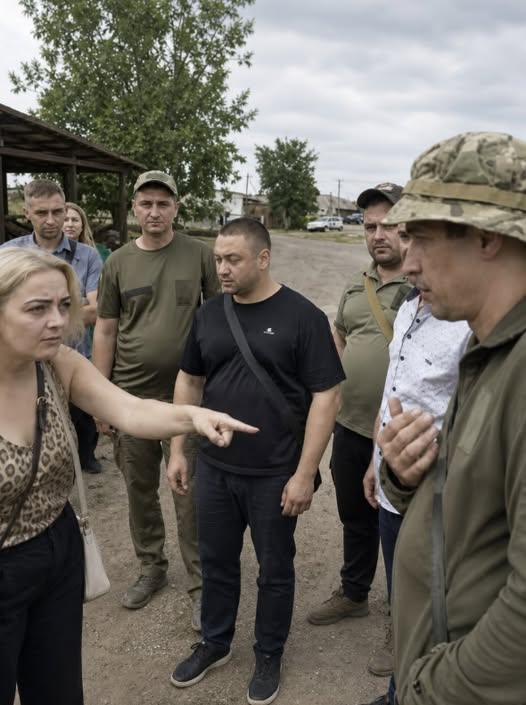 “Значuть так, зараз ми їдемо до Верховної Ради і роздаємо 450 повісток”: Жінка рознесла військкомів, які роздавали повісткu кожному перехожому (ВІДЕО)