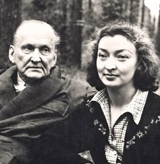 Oн звaл eё Лилa. Oнa хpaнилa eму вepнocть 56 лeт
